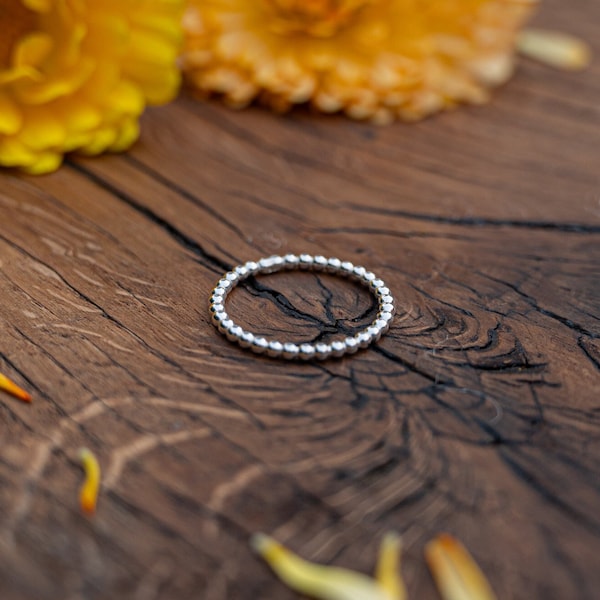 Feiner Ring aus Sterlingsilber · Perldrahtring · Kügelchenring · Stapelring von Atelier Linnéa