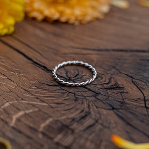 Feiner Ring aus Sterlingsilber · Kordeldrahtring · Geflochtener Ring · von Atelier Linnéa