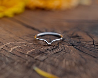 Fine ring made of sterling silver with a small triangle · stacking ring · simple design by Atelier Linnéa