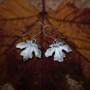 Ohrringe Ahornblätter Originalstruktur aus Sterlingsilber von Atelier Linnéa