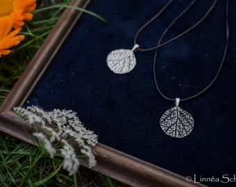 Round pendant in sterling silver with a natural leaf structure from Atelier Linnéa