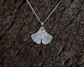 Fine pendant original gingko leaf made of sterling silver by Atelier Linnéa