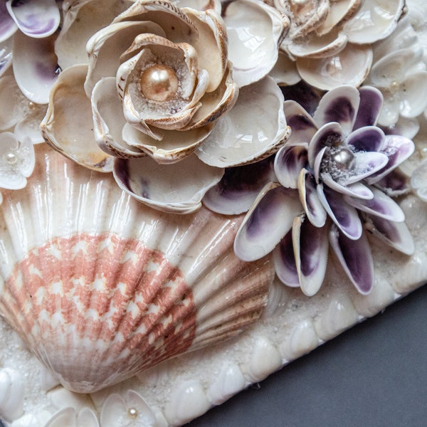 Décoration intérieure fait de coquillages; Déco murale coquillages; Fleurs de coquillages. Seashell bouquet. Shell Flowers.
