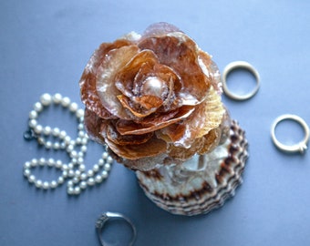 Boîte à bijoux en coquillages/ forme de fleur.
