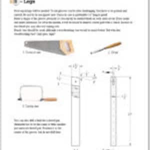 Pu&ograve; includere: Diagramma che mostra come realizzare gambe in legno per un mobile. Il diagramma mostra le misure delle gambe, che sono larghe 3,8 cm e spesse 1,3 cm. Il diagramma mostra anche gli strumenti necessari per realizzare le gambe, che includono una sega, uno scalpello e una sega a gattuccio.