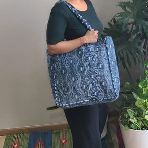 Cabas indigo| Sac fourre-tout matelassé | sac réversible |  sac lavable imprimé