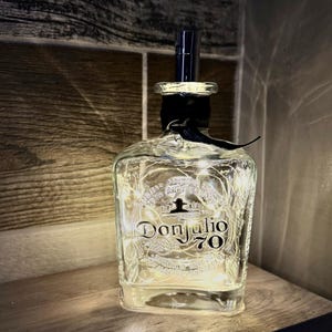 Bottiglia di tequila Don Julio 70 con luci