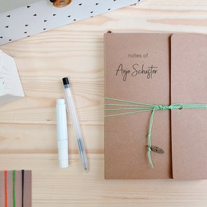 Quaderno personalizzato con copertina e busta in carta kraft, 120 pagine interne con rilegatura ad anelli, nastro per allacciatura **regali personalizzati**
