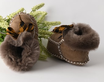 Handmade Baby Booties,Brown Sheepskin Slippers, Soft Sole Baby Shoes,Chaussons Cuir Bebe,First Baby Shoes,Toddler Moccasin Slippers