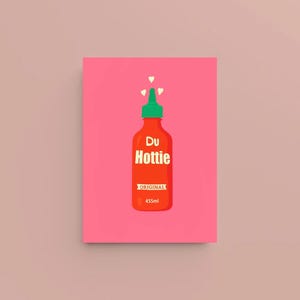 Könnte beinhalten: Eine lebendige Illustration zeigt eine rote Hot-Sauce-Flasche mit dem Text "Du Hottie". Die Flasche hat einen grünen Deckel und befindet sich vor einem rosa Hintergrund. Das Etikett lautet "Original" und "455ml". Kleine weiße Herzen schweben darüber.