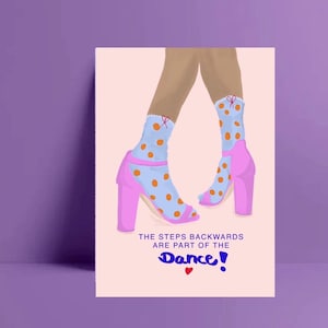 Könnte beinhalten: Eine rosa und blaue Illustration von Beinen, die gepunktete Socken und rosa High Heels tragen. Der Text lautet "Die Schritte rückwärts sind Teil des Tanzes!"