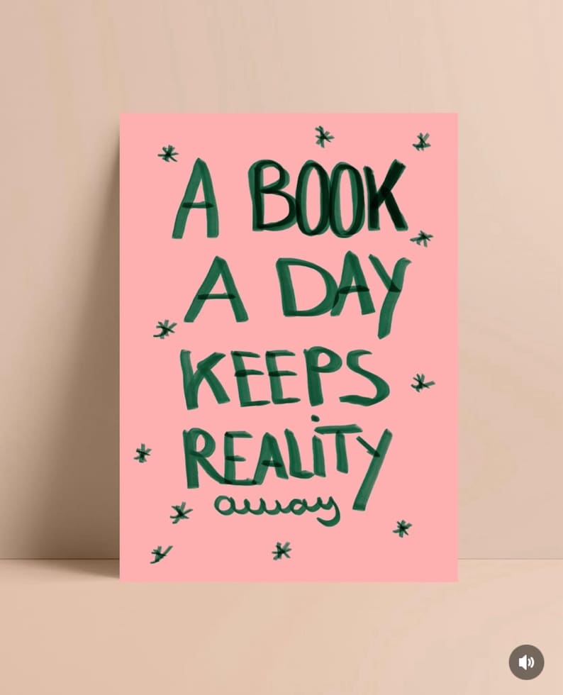 Pu&ograve; includere: Una stampa artistica rosa con il testo scritto a mano in verde scuro "A BOOK A DAY KEEPS REALITY away". Piccole forme di stella verde scuro sono sparse intorno al testo. La stampa ha un design minimalista.