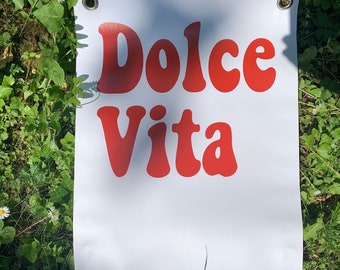 Outdoor Poster / Gartenposter „ Dolce Vita  „ | Garten | Terrasse | Balkon | Deko | wetterfest | poster | spruch | rot | Sommer | Italien