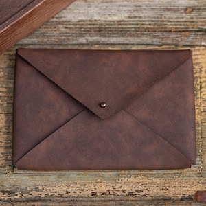 Vegan leather envelope &quot;Vintage&quot; in size 13x19 without engraving in the color walnut