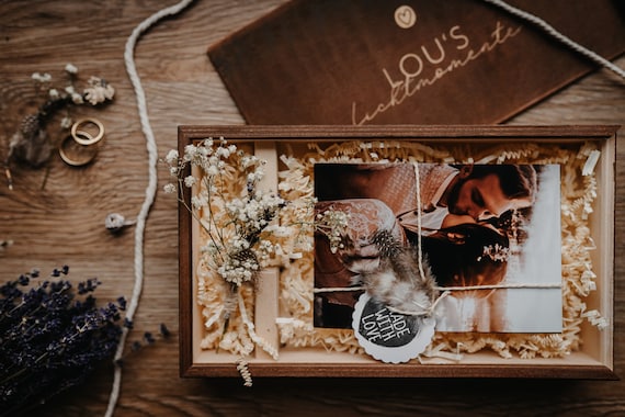 Holzgeschenkbox Walnuss mit Gravur – Fotobox für Bilder bis 13x19 cm mit USB-Fach | Geschenk für Brautpaare & Hochzeitsfotografen
