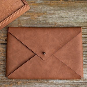 Vegan leather envelope &quot;Vintage&quot; in size 13x19 without engraving in brown