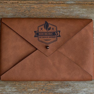 Vegan leather envelope "Vintage" in size 13x19 with engraving in brown