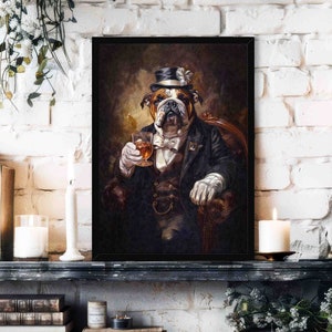 Könnte beinhalten: Ein gerahmtes Kunstwerk zeigt eine Bulldogge in formeller Kleidung, einschließlich Zylinder und Anzug, die ein Glas bernsteinfarbener Flüssigkeit hält. Der Hund sitzt in einem Sessel und strahlt eine Aura der Kultiviertheit aus. Das Kunstwerk wird auf einem Kaminsims mit Kerzen und Büchern ausgestellt.