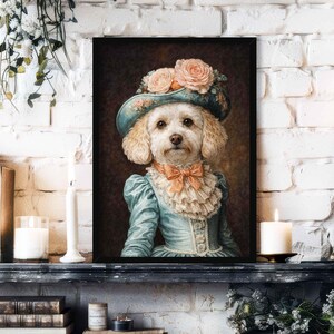 Puede incluir: Retrato enmarcado de un perro con un sombrero azul adornado con rosas rosas y un vestido azul a juego con cuello con volantes y lazo. El perro tiene pelaje claro y una expresión seria. La obra de arte se exhibe en un estante con velas y libros.