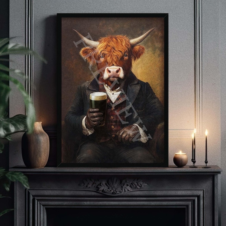 Op de afbeelding: Een ingelijste prent toont een Schotse Hooglander in een pak, met een pint bier in de hand. Het kunstwerk toont de kop van de koe met lange hoorns en een bruine vacht, gekleed in een zwart pak en handschoenen. De achtergrond is donker en in vintage stijl.