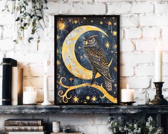 Op de afbeelding: Een ingelijste illustratie van een uil die op een tak zit met een halve maan erachter. De uil is zwart en bruin met gele ogen. De achtergrond is donkerblauw met gouden sterren en een halve maan.