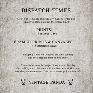K&ouml;nnte beinhalten: Textgrafik mit der &Uuml;berschrift "DISPATCH TIMES" und Informationen &uuml;ber die gesch&auml;tzten Versandzeiten f&uuml;r Drucke und gerahmte Drucke und Leinw&auml;nde. Der Text besagt, dass alle Artikel individuell auf Bestellung gefertigt werden und in der Regel innerhalb von 1-3 Werktagen f&uuml;r Drucke und 3-7 Werktagen f&uuml;r gerahmte Drucke und Leinw&auml;nde versandt werden. Der Text besagt auch, dass die Versandzeiten vom Land und der gew&auml;hlten Versandmethode abh&auml;ngen. Der Text besagt auch, dass die Versandzeiten l&auml;nger sein k&ouml;nnen, wenn der Shop im Urlaub ist. Der Text endet mit dem Shop-Namen "VINTAGE PANDA" und zwei Panda-B&auml;ren-Symbolen.