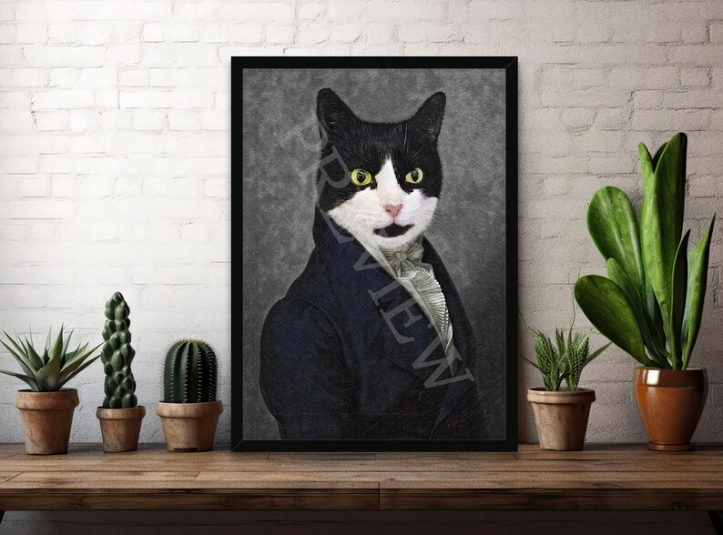 K&ouml;nnte beinhalten: Eine schwarz-wei&szlig;e Katze, die einen blauen Anzug und eine wei&szlig;e Krawatte tr&auml;gt. Die Katze hat gr&uuml;ne Augen und einen wei&szlig;en Fleck auf der Brust. Der Hintergrund ist eine graue Leinwand.