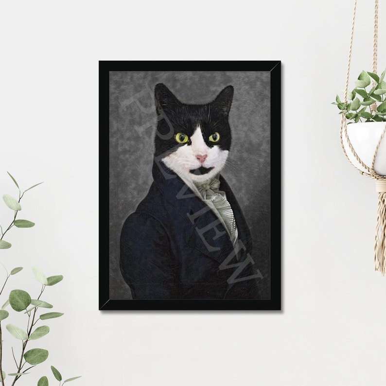 K&ouml;nnte beinhalten: Eine schwarz-wei&szlig;e Katze, die einen blauen Anzug und eine wei&szlig;e Krawatte tr&auml;gt. Die Katze hat gelbe Augen und einen ernsten Ausdruck. Der Hintergrund ist eine graue, strukturierte Oberfl&auml;che.