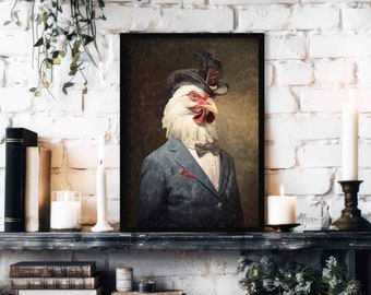 Op de afbeelding: Een witte kip die een blauw pak, een zwarte strik en een zwarte hoed met een veer draagt. De kip kijkt naar rechts. De achtergrond is een bruin, getextureerd canvas.