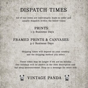 Op de afbeelding: Tekstafbeelding met de kop "DISPATCH TIMES" en informatie over de geschatte verzendtijden voor prints en ingelijste prints en canvas. De tekst geeft aan dat alle artikelen op bestelling worden gemaakt en meestal binnen 1-3 werkdagen worden verzonden voor prints en 3-7 werkdagen voor ingelijste prints en canvas. De tekst geeft ook aan dat de verzendtijden afhangen van het land en de gekozen verzendmethode. De tekst geeft ook aan dat de verzendtijden langer kunnen zijn als de winkel gesloten is. De tekst eindigt met de winkelnaam "VINTAGE PANDA" en twee pandabeerpictogrammen.