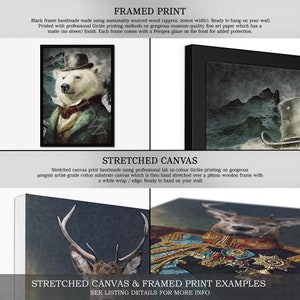Op de afbeelding: Twee voorbeelden van kunstprints: een ingelijste print van een ijsbeer met een hoge hoed en strik, en een opgespannen canvas print van een hert in militaire uniform. Beide prints hebben een donkere achtergrond en zijn in zwart ingelijst.