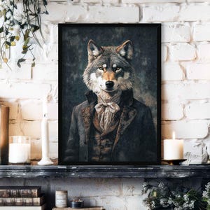 Op de afbeelding: Een wolf die een donkerblauw pak draagt met een witte stropdas en een wit overhemd. De wolf heeft een serieuze uitdrukking en kijkt rechtstreeks naar de kijker. De achtergrond is donkerblauw en grijs.
