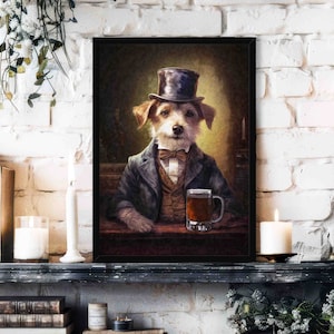 Könnte beinhalten: Gerahmtes Porträt eines Hundes in formeller Kleidung, einschließlich Zylinder, Fliege und Anzug. Der Hund hält einen Bierkrug. Das Kunstwerk hat einen Vintage-Stil mit warmen, einladenden Farbtönen.