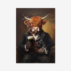 Op de afbeelding: Een grillige kunstprint toont een Schotse Hooglander in een pak, met een pint donker bier. De koe heeft een bruine, ruige vacht en grote hoorns. Ze draagt een zwart pak, een bordeauxrood vest en leren handschoenen.