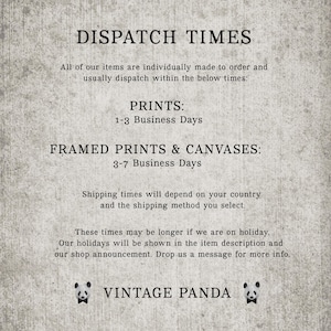 Op de afbeelding: Tekst op een getextureerde achtergrond met informatie over verzendtijden voor prints en ingelijste prints/canvas. De tekst bevat ook de winkelnaam "VINTAGE PANDA" en twee panda-illustraties.