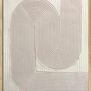 Peut inclure: Impression d'art abstrait avec un design textur&eacute; et en relief dans des tons de blanc et de rose p&acirc;le. Le motif pr&eacute;sente une s&eacute;rie de lignes courbes qui cr&eacute;ent un motif g&eacute;om&eacute;trique.