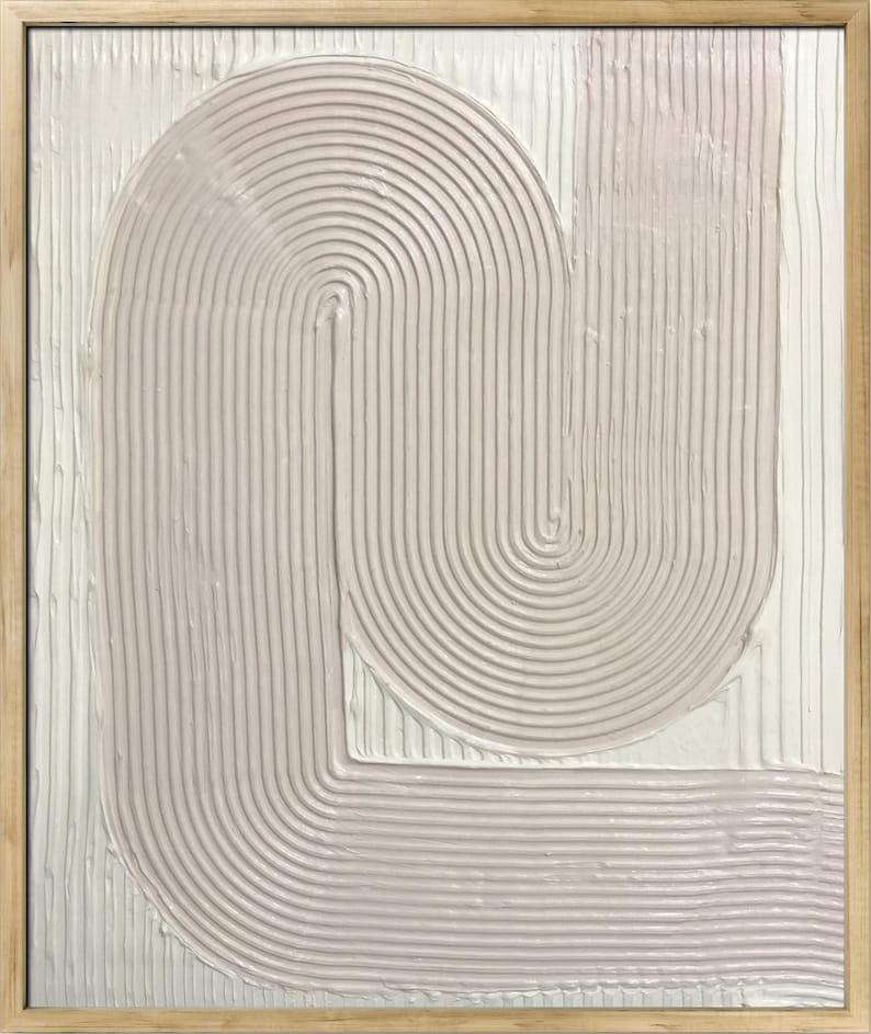 Peut inclure: Impression d'art abstrait avec un design textur&eacute; et en relief dans des tons de blanc et de rose p&acirc;le. Le motif pr&eacute;sente une s&eacute;rie de lignes courbes qui cr&eacute;ent un motif g&eacute;om&eacute;trique.