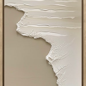 Op de afbeelding: Abstract schilderij met een textuur, wit golvend ontwerp op een beige achtergrond. Het schilderij is ingelijst in een licht houten lijst.