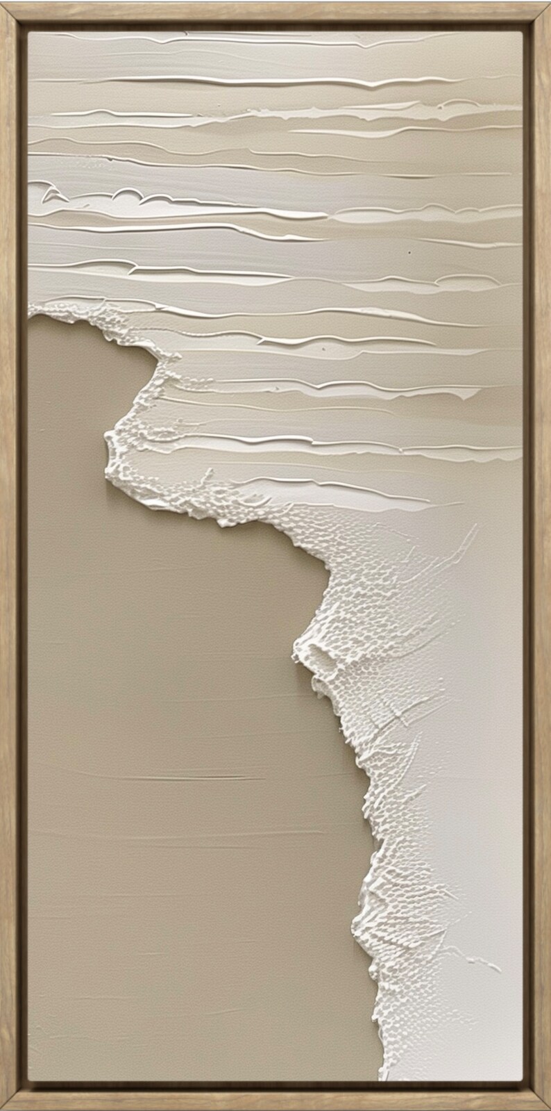 Op de afbeelding: Abstract schilderij met een textuur, wit golvend ontwerp op een beige achtergrond. Het schilderij is ingelijst in een licht houten lijst.