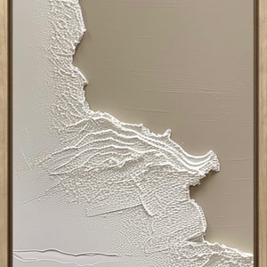 Op de afbeelding: Abstract schilderij met een getextureerd wit ontwerp op een beige achtergrond. Het ontwerp lijkt op een golf of een bergketen.