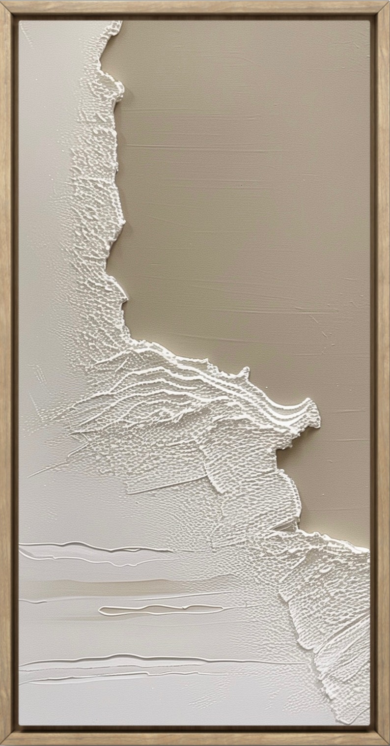 Op de afbeelding: Abstract schilderij met een getextureerd wit ontwerp op een beige achtergrond. Het ontwerp lijkt op een golf of een bergketen.