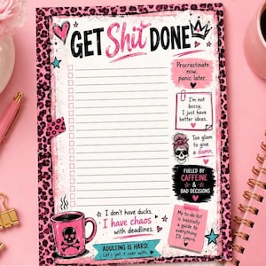Op de afbeelding: Een rechthoekig notitieblok met een roze luipaardprint rand. De koptekst luidt GET SHIT DONE. Het bevat gelinieerde secties, selectievakjes en diverse illustraties, waaronder een schedel, een koffiemok en tekstvakken met humoristische citaten.
