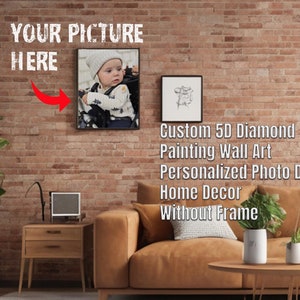 Könnte beinhalten: Ein individuelles 5D-Diamant-Wandbild mit einem Foto eines Babys in einem schwarz-weißen Muster-Outfit. Das Bild ist gerahmt und hängt an einer Backsteinwand. Der Text "Individuelle 5D-Diamant-Wandmalerei Personalisiertes Foto DIY Wohnkultur Ohne Rahmen" steht unter dem Bild.