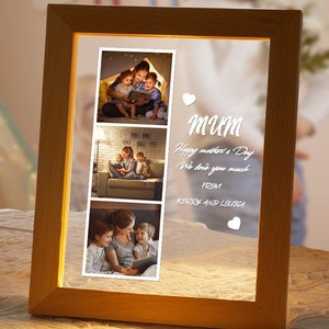 Könnte beinhalten: Ein Holzrahmen mit weißem Hintergrund und drei Fotos einer Mutter und ihren Kindern. Der Text "MUM Happy Mother's Day We love you much FROM [child's name] AND [child's name]" steht auf dem Rahmen.