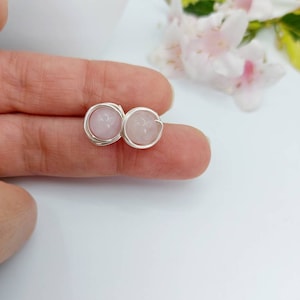 Boucles d&#39;oreilles en quartz rose, clous en argent avec pierres précieuses