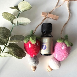 Erdbeer ätherisches Öl Diffuser || Filz Wollkugel Diffusor, Auto Lufterfrischer, Büro Diffusor, Aromatherapie, niedlicher Diffusor, rosa Dekor