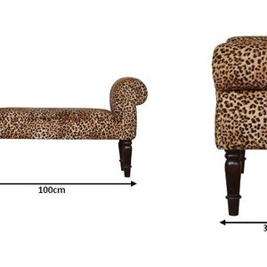 K&ouml;nnte beinhalten: Eine Bank mit Leopardenmuster und Holzbeinen. Die Bank ist 53 cm hoch, 100 cm breit und 35 cm tief.