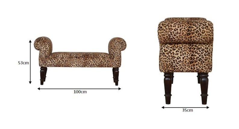K&ouml;nnte beinhalten: Eine Bank mit Leopardenmuster und Holzbeinen. Die Bank ist 53 cm hoch, 100 cm breit und 35 cm tief.