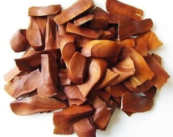 Può includere: Un mucchio di pezzi di legno secchi, di colore marrone rossiccio, di forma irregolare. Il legno è liscio e ha un aspetto naturale e rustico.