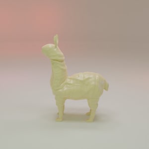 Könnte beinhalten: Eine hellgelbe Lama-Figur mit strukturierter Oberfläche. Das Lama steht auf einer weißen Oberfläche.